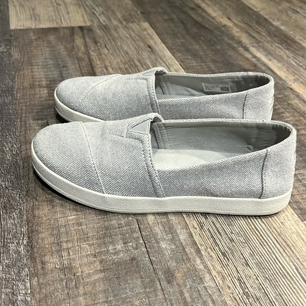 Tom’s earthwise slip on shoes, women’s size 8, light gray